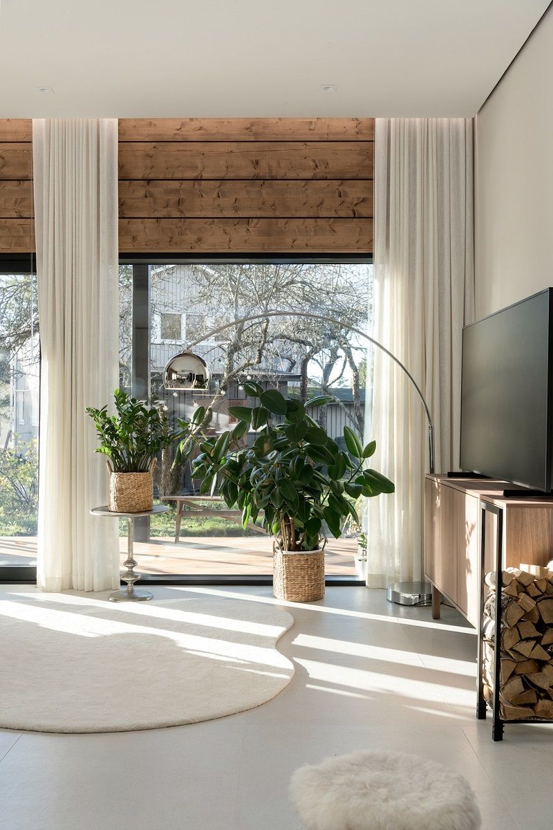 Illuminazione LED indiretta in una nicchia della tenda sopra le grandi finestre del soggiorno